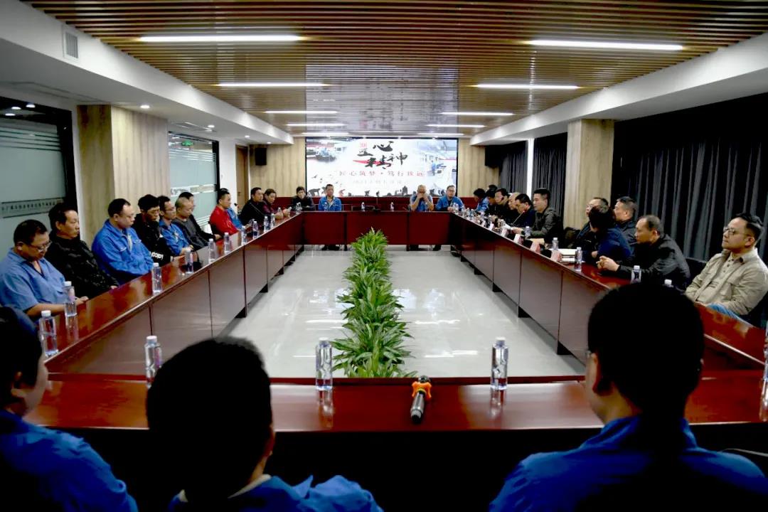 匠心(xin)築夢·笃行(hang)緻遠——印務(wu)集團機長(zhang)座談會暨(ji)2022年春季教(jiao)材生産啓(qǐ)動會