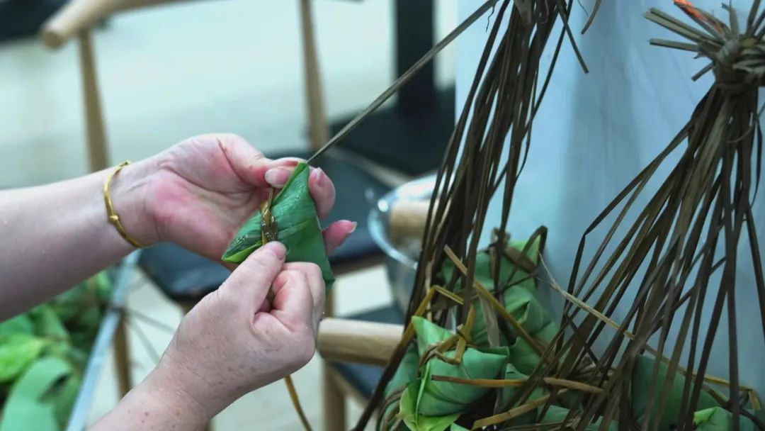 粽(zòng)香四溢，濃(nong)情端午——福(fú)建新華聯(lian)合印務集(jí)團開展包(bao)粽子迎端(duan)午活動