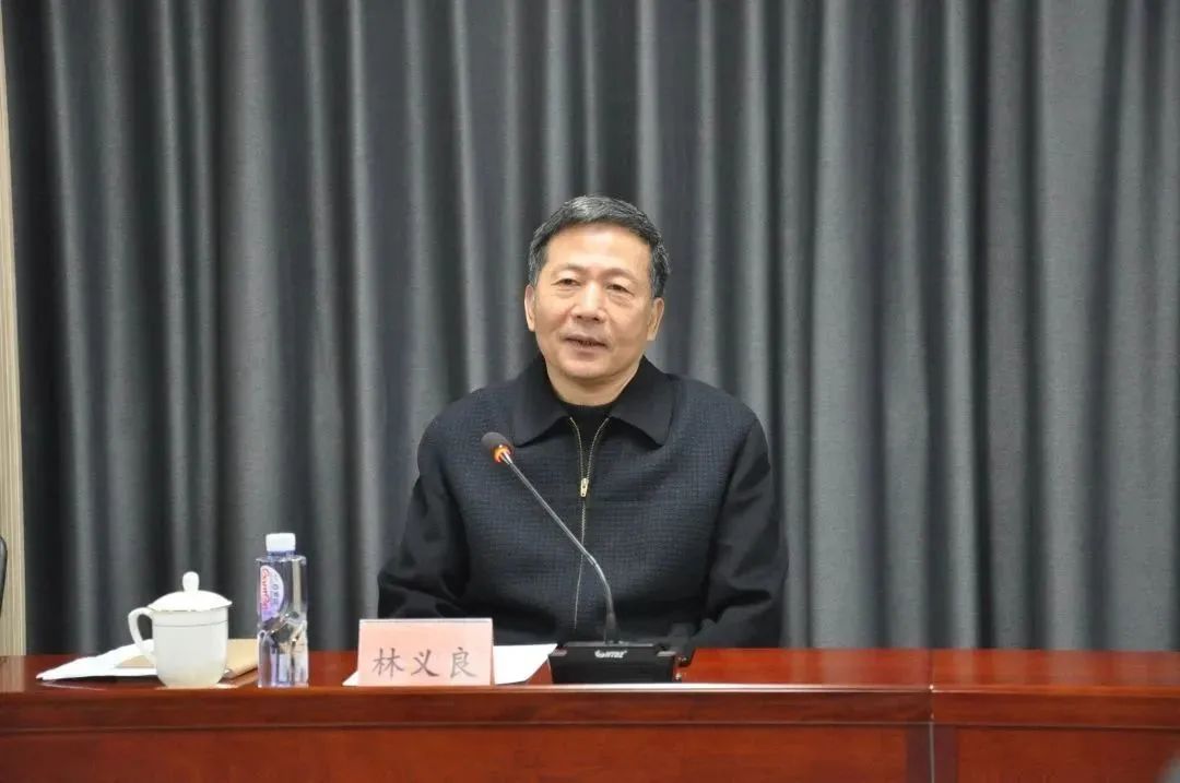 海峽出版(ban)發行集團黨委書(shu)記、董事長林義良(liáng)帶隊到印務集團(tuan)開展調研