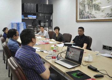 印務集團(tuan)董事長黃翔一行(hang)到福建恒源光電(dian)技術有限公司調(diao)研數字經濟工作(zuo)