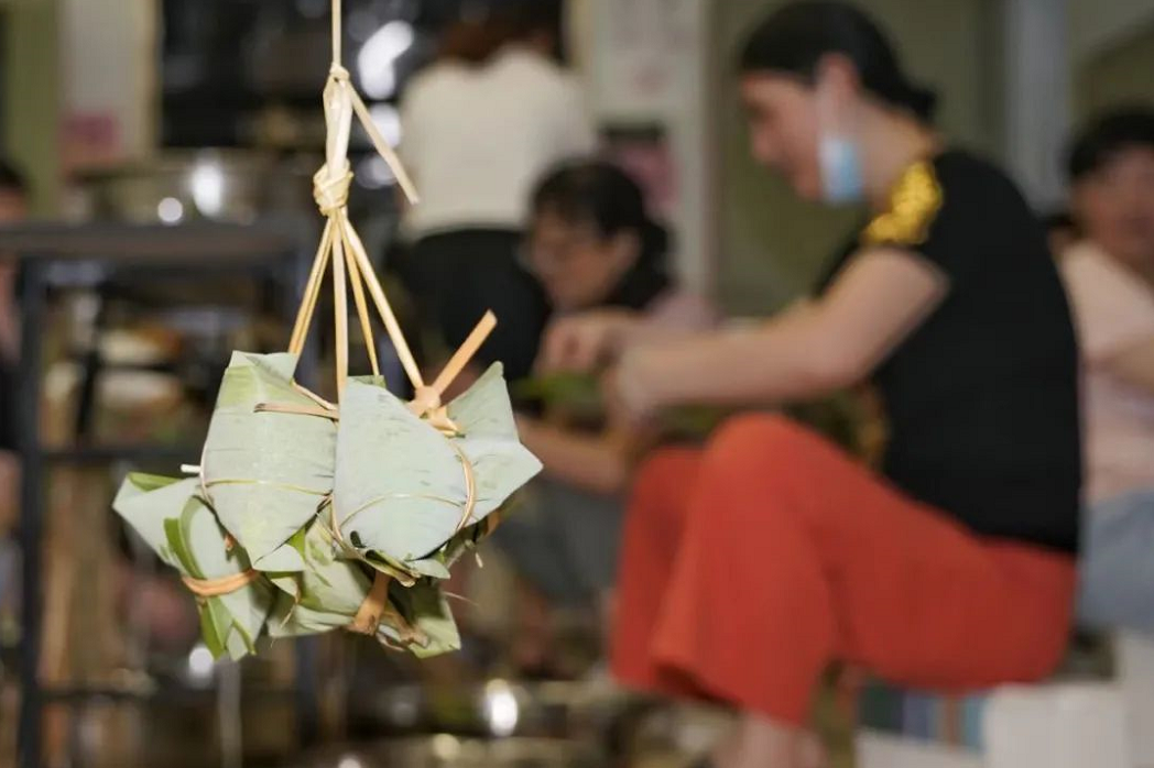 粽葉飄香迎(yíng)端午，情濃印務促(cù)生産