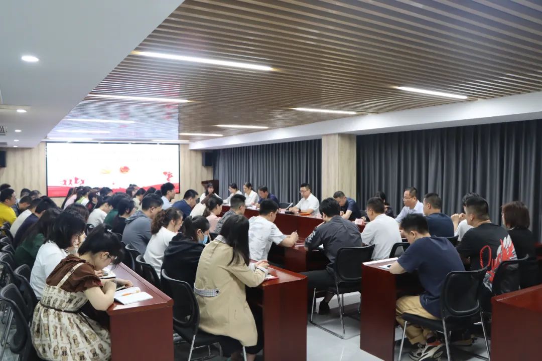 印務集團召開五(wǔ)四青年節座談會(hui)并開展“青年先鋒(feng)隊”授旗儀式